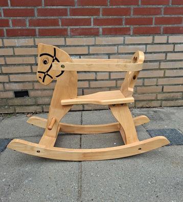 Houten hobbelpaard beschikbaar voor biedingen