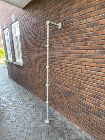Eén steigerbuis lengte ca. 2 meter en steigerplanken beschikbaar voor biedingen