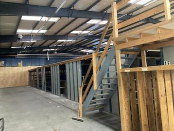 Compleet magazijn 400 m2 300m stellingen beschikbaar voor biedingen