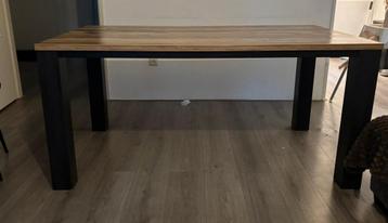 Houten eettafel met metalen poten  beschikbaar voor biedingen