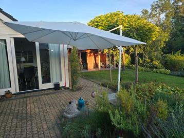 Zweefparasol wit/crème 3 bij 3 beschikbaar voor biedingen