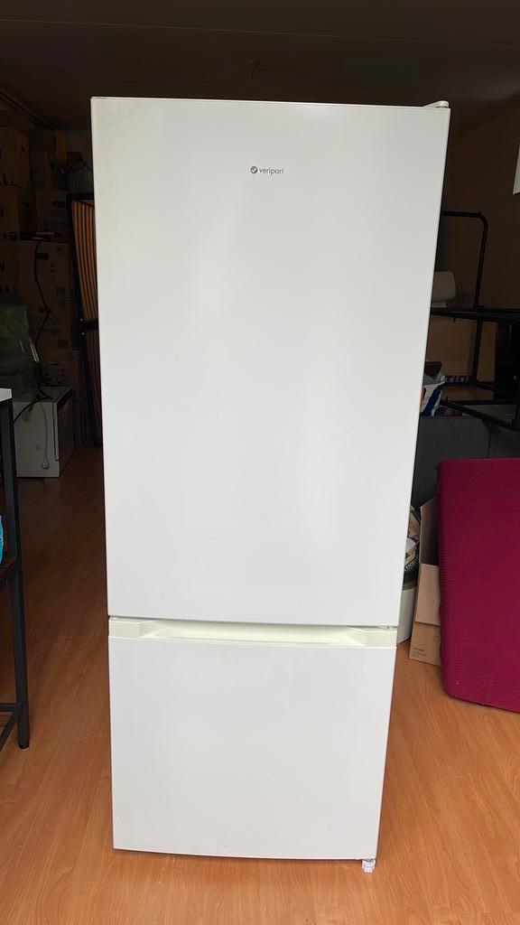 Veripart VPKVC144W koelvriescombinatie koelkast 143x54x55, Witgoed en Apparatuur, Koelkasten en IJskasten, Zo goed als nieuw, Met aparte vriezer