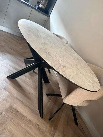 Eettafel HTP krasbestendig nog geen jaar oud. beschikbaar voor biedingen