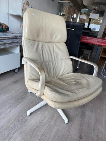 Artifort leren draaistoel beschikbaar voor biedingen