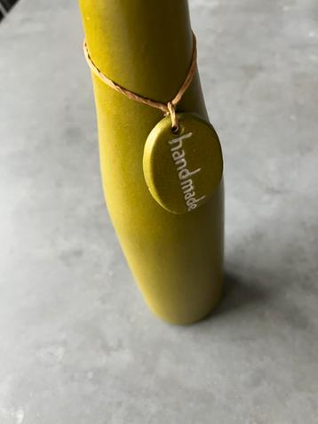 Groene Handgemaakte Vaas beschikbaar voor biedingen