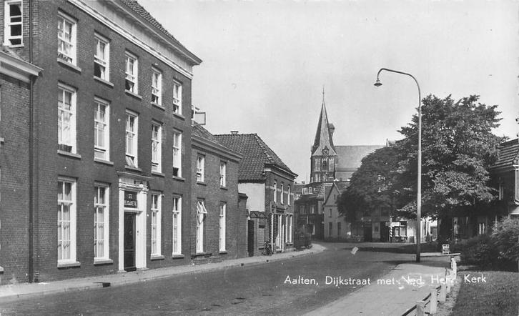 U957 Aalten Dijkstraat Ned Herv Kerk - uitg de Boer -, Verzamelen, Ansichtkaarten | Nederland, Gelopen, Gelderland, Ophalen of Verzenden
