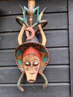 Fraai kleurrijk masker Ivoorkust, Ophalen