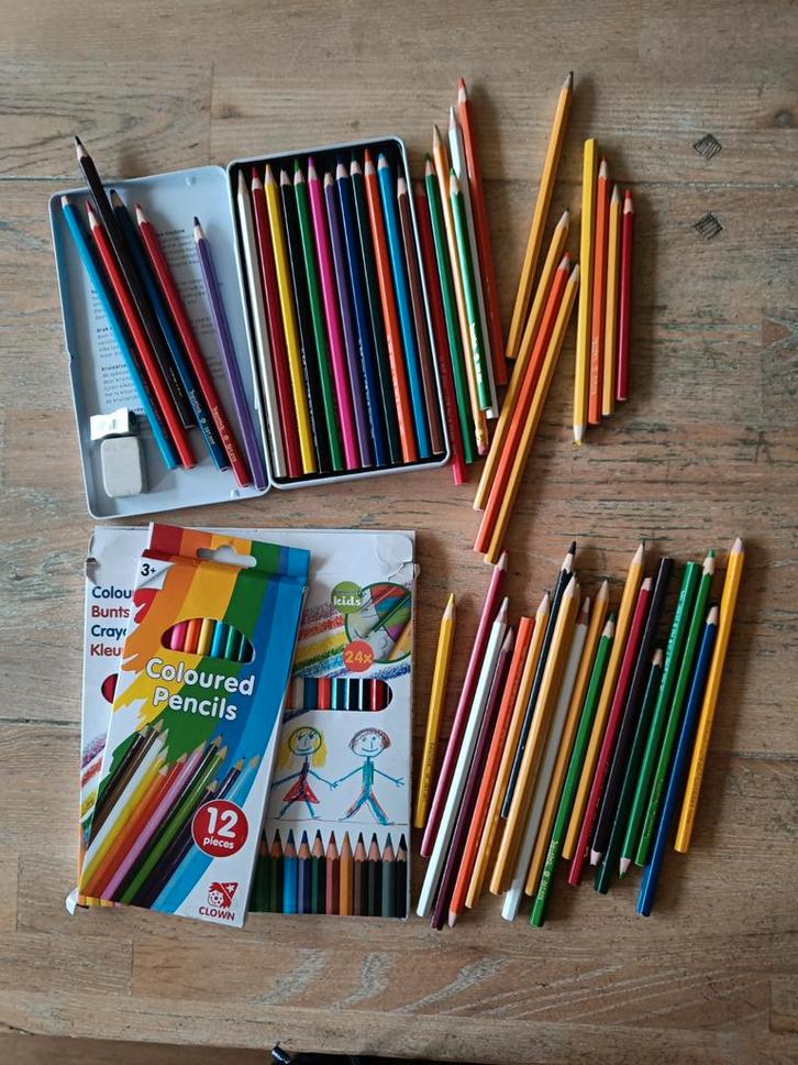 Divers assortiment kleurpotloden, potloden,gum, puntenslijpe, Hobby en Vrije tijd, Tekenen, Gebruikt, Potlood of Stift, Ophalen of Verzenden