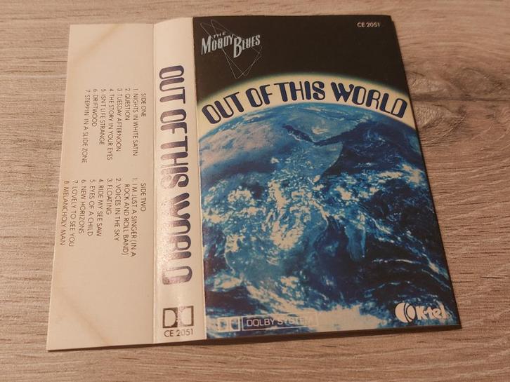 THE MOODY BLUES - OUT OF THIS WORLD (CASSETTEBANDJE), Cd's en Dvd's, Cassettebandjes, Zo goed als nieuw, Origineel, Rock en Metal