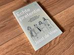 Joost de Vries - Echte pretentie Essays, Boeken, Ophalen of Verzenden, Gelezen