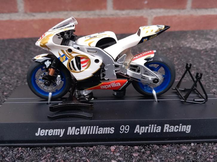 Aprilia RS3  MotoGP #99 Jeremy McWilliams 2004  Scalextric, Hobby en Vrije tijd, Modelauto's | 1:18, Nieuw, Motor, Overige merken