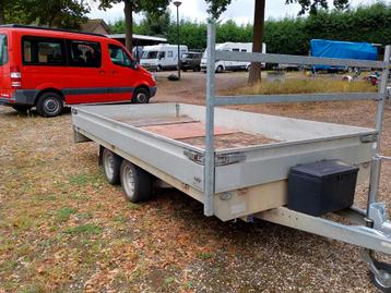 Henra plateauwagen 2 X 4m. Nieuwe neus €1750. Nwe banden. beschikbaar voor biedingen