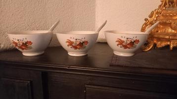 3 Chinese porseleinen soepkommen met lepels beschikbaar voor biedingen