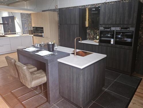 Luxe donker hout – kleurig  showroomkeuken in combinatie met, Huis en Inrichting, Keuken | Complete keukens, Gebruikt, Overige typen