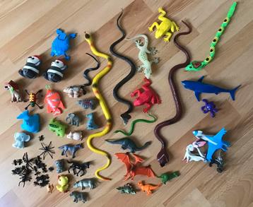 Pakket met speelgoed slangen, dino’s, dieren en pokemon beschikbaar voor biedingen