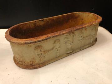  Brocante Gietijzeren Jardinière's beschikbaar voor biedingen