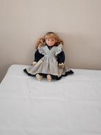 Porseleinen pop met stoffen lijf, 45 cm, Ophalen of Verzenden, Gebruikt, Overige typen