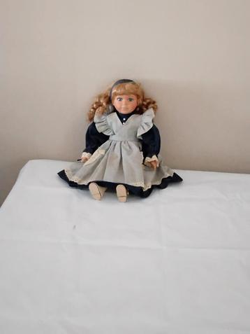 Porseleinen pop met stoffen lijf, 45 cm beschikbaar voor biedingen