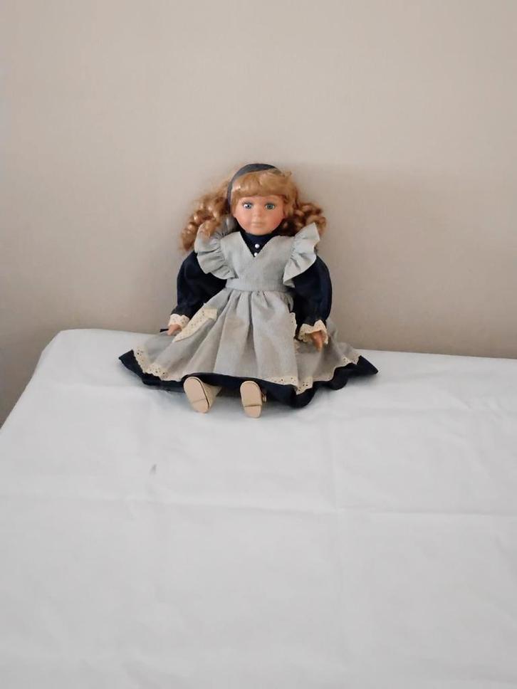 Porseleinen pop met stoffen lijf, 45 cm, Verzamelen, Poppen, Gebruikt, Overige typen, Ophalen of Verzenden