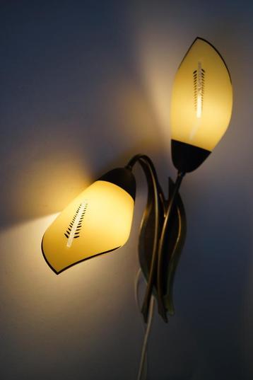 vintage wandlamp messing geel glas twee lichtpunt krimplak. beschikbaar voor biedingen