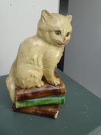 Oud beeldje van  kat op een stapel boeken, Antiek en Kunst, Ophalen of Verzenden