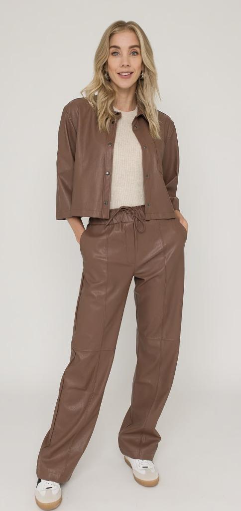 Prachtige leatherlook broek Anna van Toor maat M nieuw, Kleding | Dames, Broeken en Pantalons, Nieuw, Maat 38/40 (M), Bruin, Lang