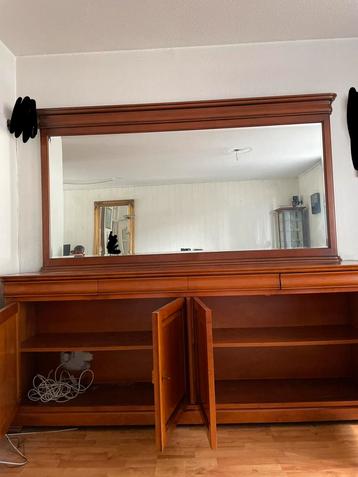 Massief kersenhouten dressoir met spiegel beschikbaar voor biedingen