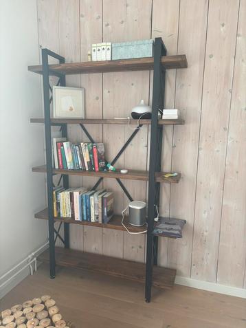 Boekenkast echt hout/ metaal beschikbaar voor biedingen