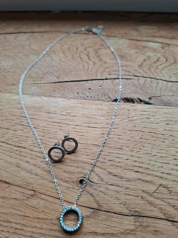Ketting met hangertje en 2 bij passende oorbellen. beschikbaar voor biedingen