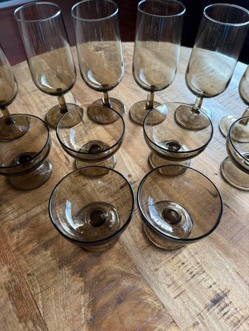 Retro bierglazen en cocktailglazen beschikbaar voor biedingen