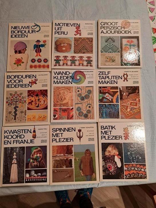 Ariadne handwerk bibliotheek 17 titels, jaren '70., Boeken, Hobby en Vrije tijd, Zo goed als nieuw, Breien en Haken, Ophalen of Verzenden
