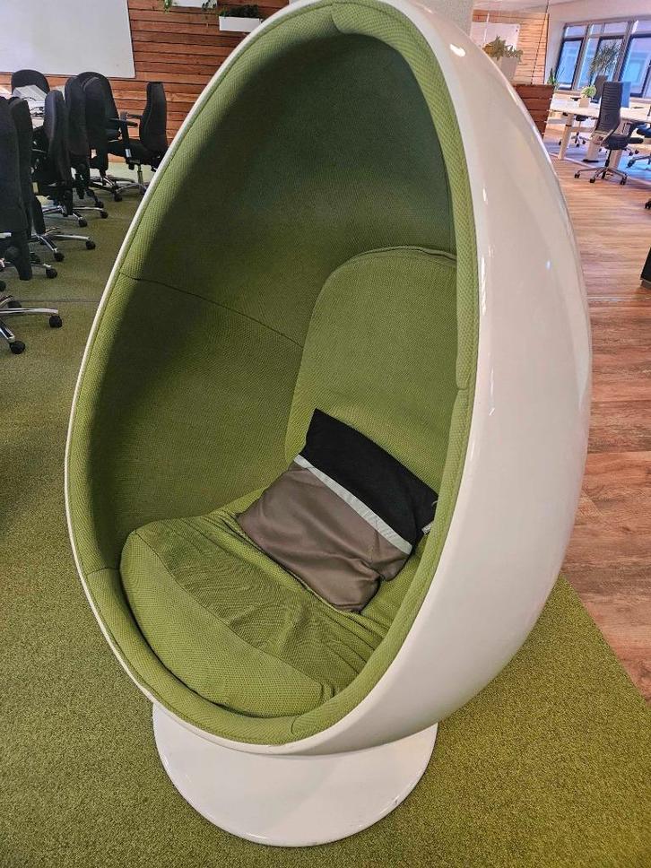 Ei stoel (wit/groen), Huis en Inrichting, Stoelen, Gebruikt, Eén, Kunststof, Stof, Wit, Ophalen