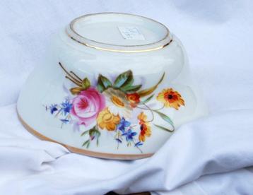 Antieke Hollandse schotel met een mooie bloem beschikbaar voor biedingen