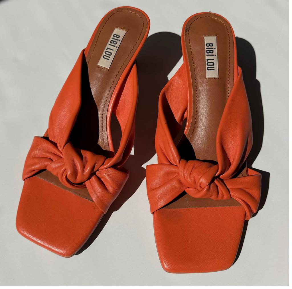 BIBI LOU oranje leren hakjes maat 39 ZGAN, Oranje, Zo goed als nieuw, Sandalen of Muiltjes, Ophalen of Verzenden