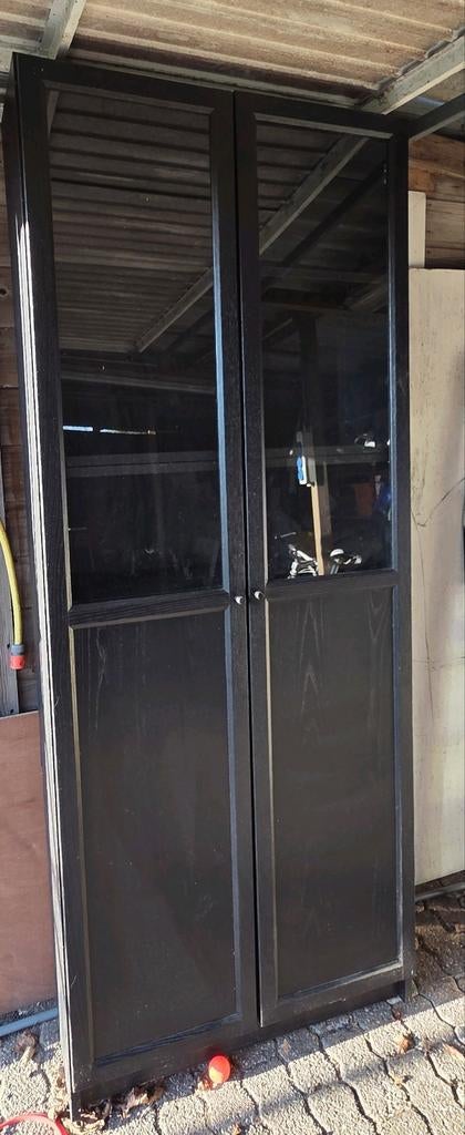 Zwarte vitrinekast Billy (Ikea) met glazen deuren, Huis en Inrichting, Kasten | Vitrinekasten, Ophalen, 200 cm of meer, 50 tot 100 cm