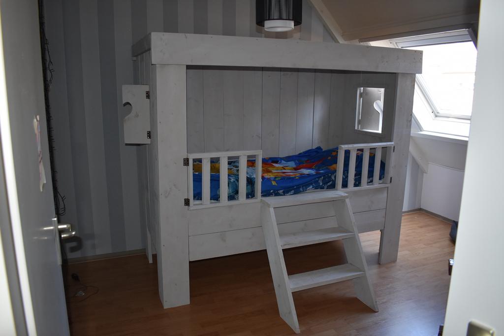Steigerhouten bed, Ophalen, Zo goed als nieuw, Hoogslaper