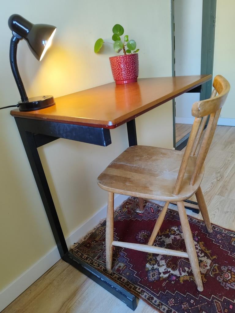 Vintag bureau met spijlenstoel, Huis en Inrichting, Bureaus, Ophalen, Zo goed als nieuw, Bureau