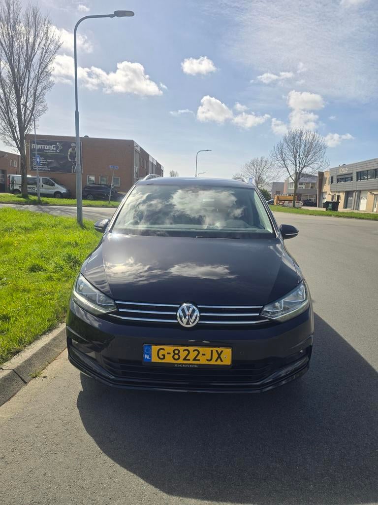 Volkswagen Touran 1.5 TSI 150pk BMT DSG 7pl 2019 Zwart, Auto's, Stof, 1498 cc, 4 cilinders, 7 stoelen