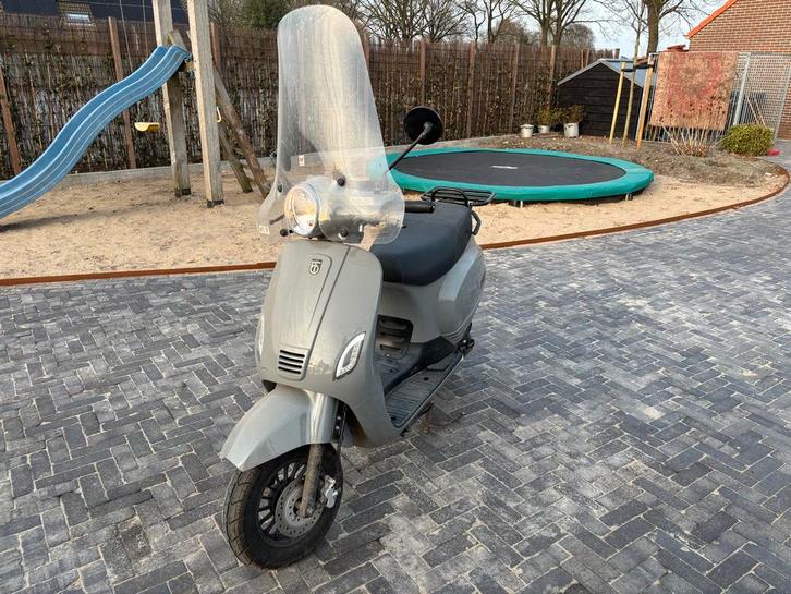 Grijze Riva snorscooter, Fietsen en Brommers, Snorfietsen en Snorscooters, Gebruikt, Overige merken, Benzine, Ophalen