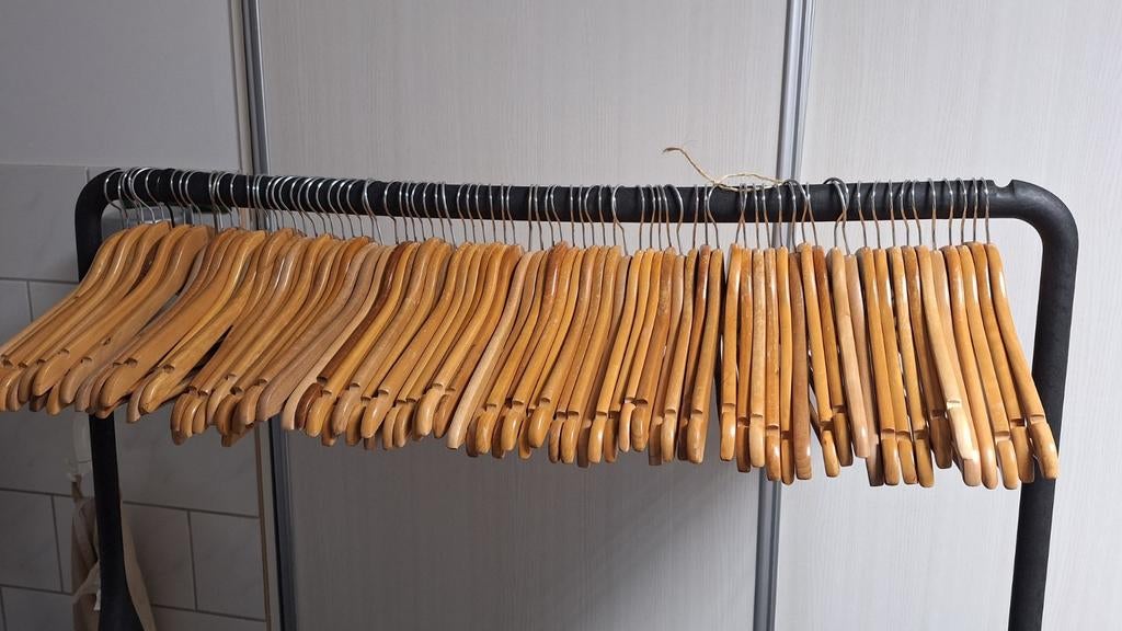 100 houtem kledinghangers, Ophalen, Zo goed als nieuw, Hout