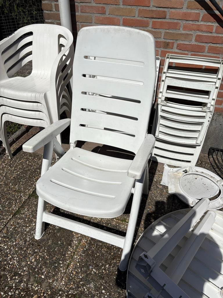 Witte kunststof tuinstoelen, stapelbaar en verstelbaar, Ophalen, Gebruikt, Kunststof, Stapelbaar