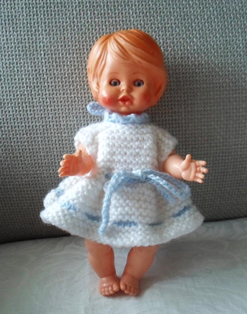Babypop met gebreid jurkje. Jaren '50 - '60., Verzamelen, Poppen, Ophalen of Verzenden, Zo goed als nieuw, Pop
