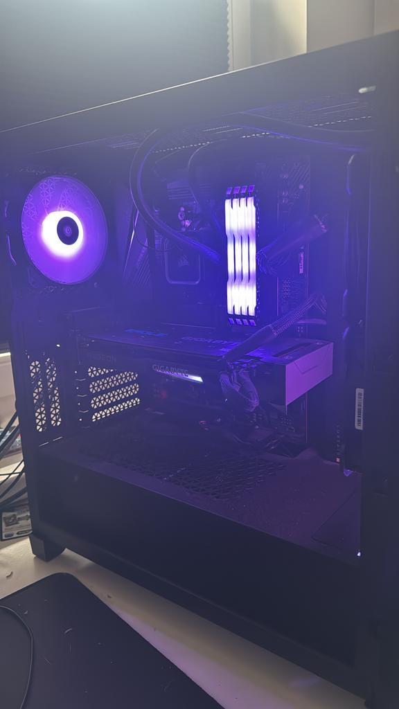 Gaming pc met monitor, Computers en Software, Desktop Pc's, Gebruikt, 4 Ghz of meer, SSD, 32 GB, Met videokaart, Ophalen of Verzenden