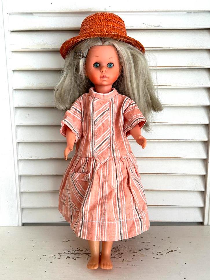 Vintage popje met twee jurkjes en hoedje 30 cm, Verzamelen, Poppen, Zo goed als nieuw, Pop, Ophalen