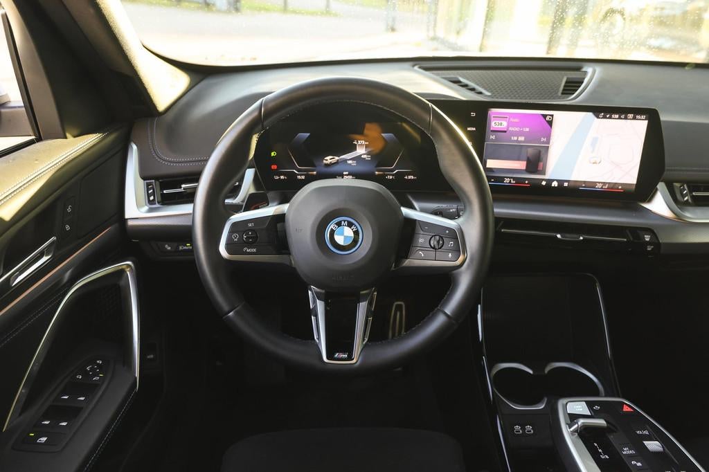 BMW iX1 xDrive30 M Sport / Sportstoelen / Achteruitrijcamera, Auto's, BMW, Gebruikt, Zwart, Met garantie (alle), 24 min