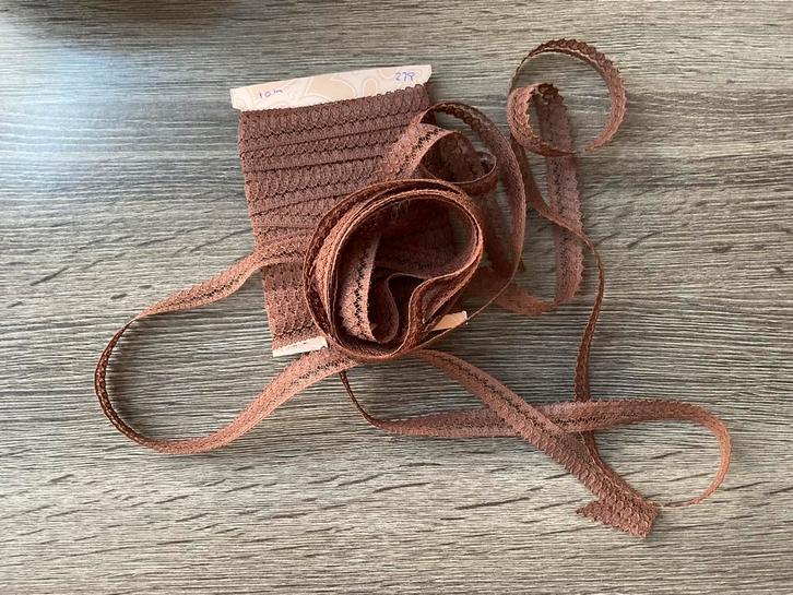 Nr 279) Aanbieding bruin vintage kant 1 cm br 10 m € 4,00, Hobby en Vrije tijd, Naaien en Fournituren, Nieuw, Kant, Verzenden