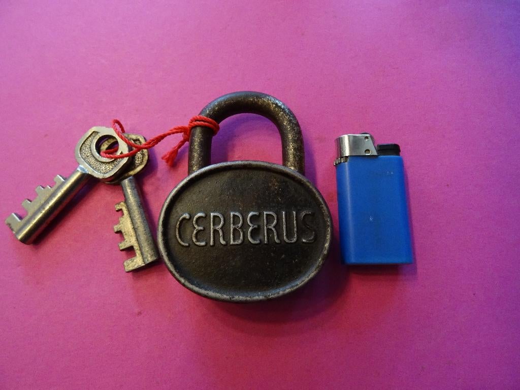 OUD ANTIEK HANGSLOT 2 SLEUTELS CERBERUS SLOT SLOTEN, Antiek en Kunst, Curiosa en Brocante, Ophalen of Verzenden