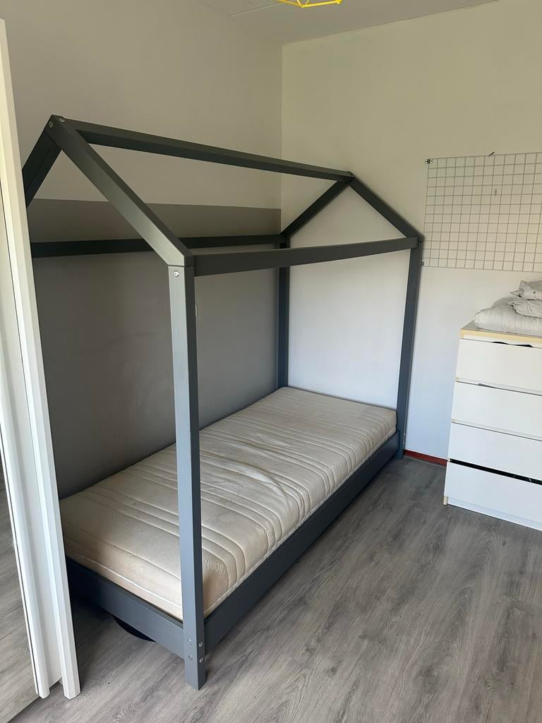 Eenpersoonsbed 90x200cm grijs Leenbakker, 85 tot 100 cm, Ophalen of Verzenden, Zo goed als nieuw, Lattenbodem