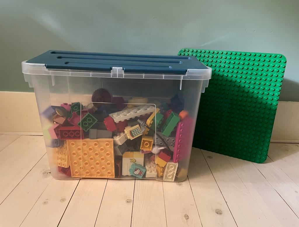 Krat vol Duplo met grondplaat met oa Hello Kitty, Ophalen, Gebruikt, Inclusief extra onderdelen, Duplo