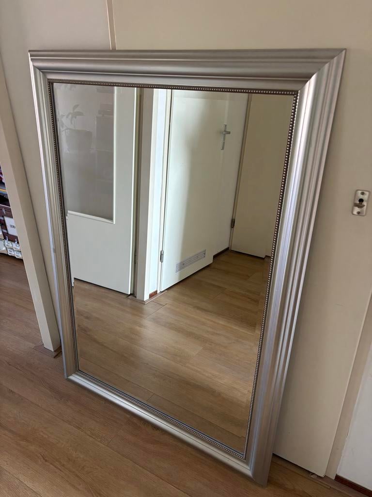 Grote spiegel met zilveren lijst IKEA Levanger, Huis en Inrichting, Woonaccessoires | Spiegels, Ophalen, Gebruikt, 100 tot 150 cm